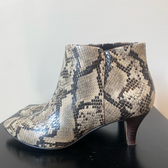 Clarks booties snakeprint like new 6.5 - Picture 4 of 5